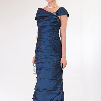 生地にスパンコールがちりばめられている、日本ではなかなか手に入らない、高級シークインレースを使ったシンプルなフォーマルドレス