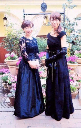 専門式場やハウスウエディングでのお母様の装いはこちらです。