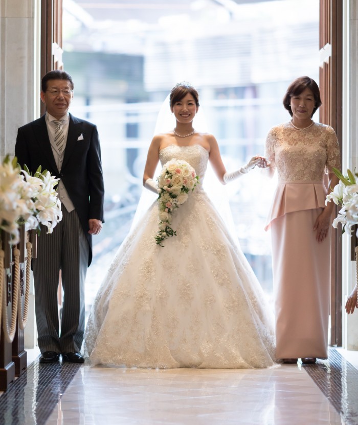 専門式場やハウスウエディングでのお母様の装いはこちらです。