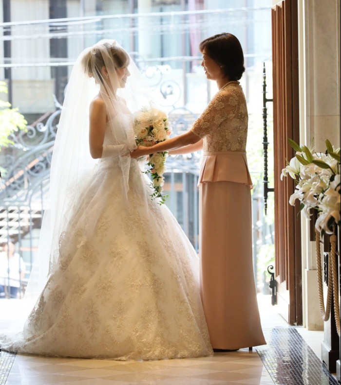 新婦からのリクエスト☆新婦の母におススメ、ベールダウンを華やかに演出するフォーマルドレス