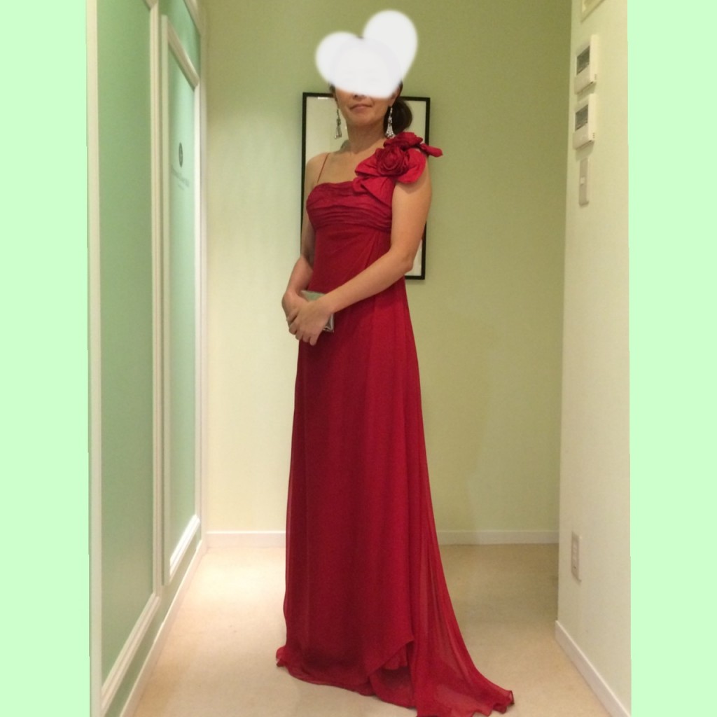 華やかなディナーパーティーに素敵な赤のイブニングドレス | 結婚式
