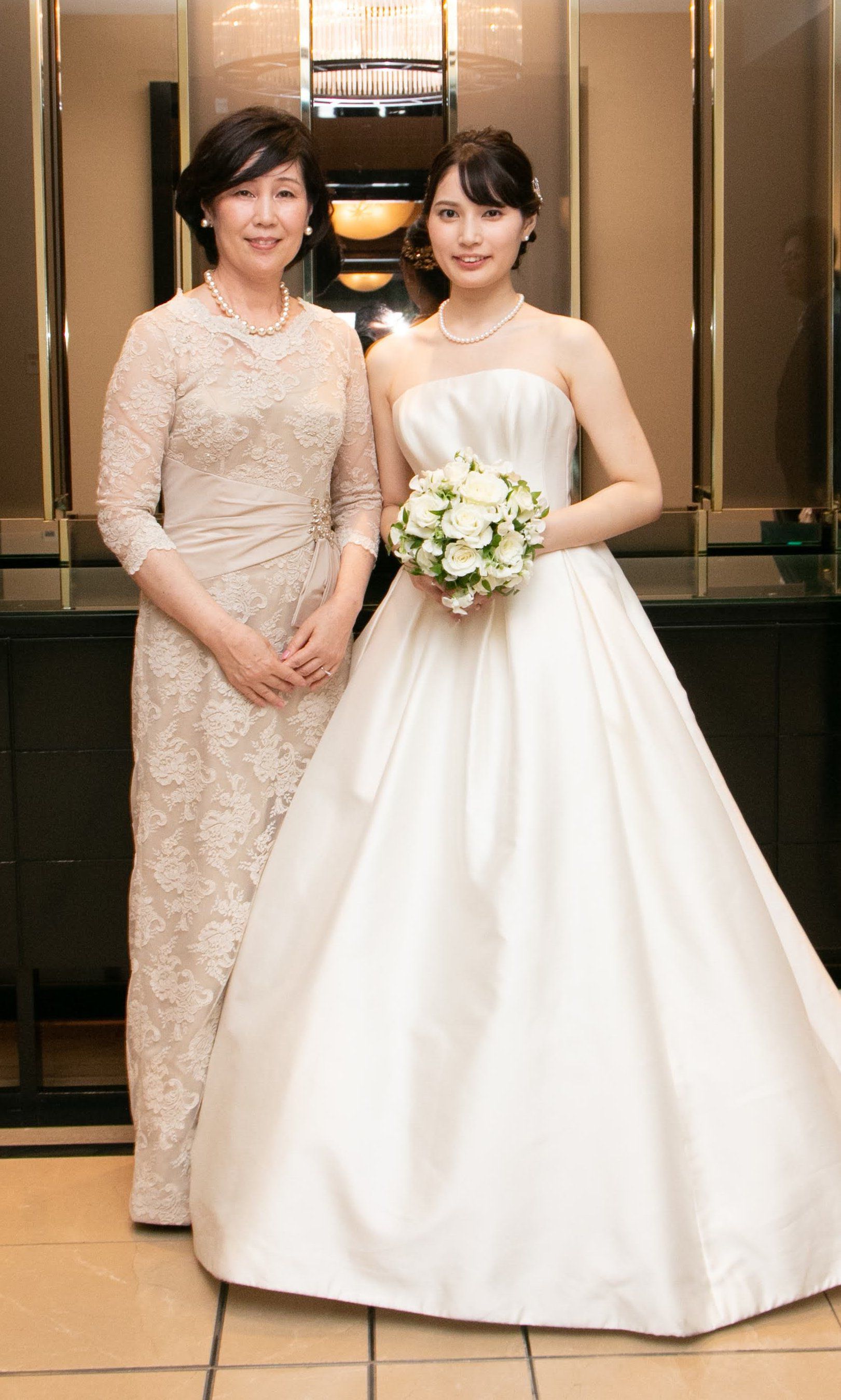 花嫁の母としての嬉しさを表す明るく華やかなシャンパンゴールドのドレスで 結婚式の母親ドレス 服装 フォーマルドレスのレンタル M V For Mother